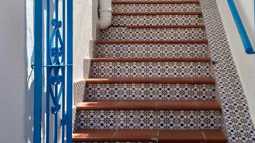 Плитка для ступеней лестницы: тонкости выбора и техника укладки